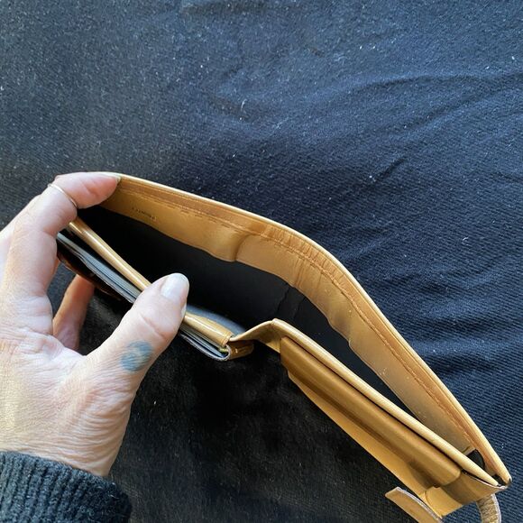 Vintage Tan Leather Bifold Wallet. Snap Closure. New But With Blemish. USA. - Picture 13 of 15